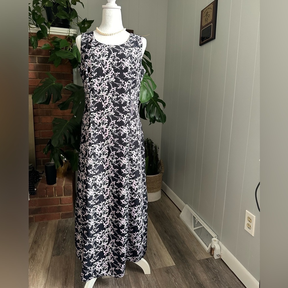 🛍️ Danny & Nicole black with purple floral dress excellent condition.
